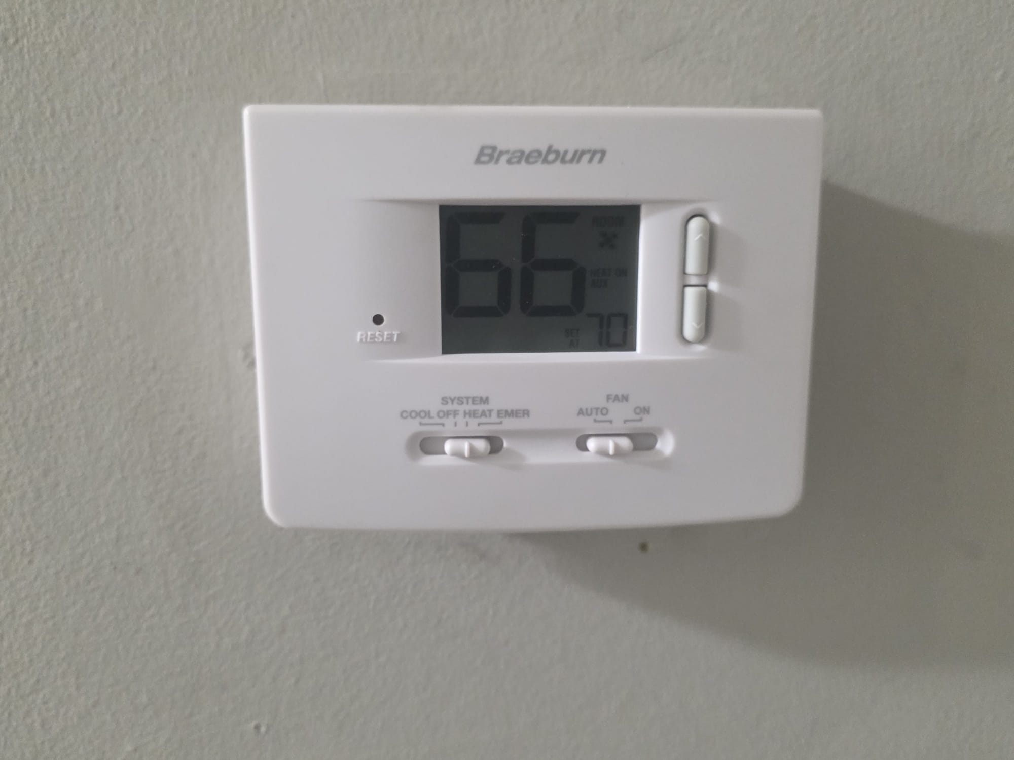 Programmable thermostat to manage your heat pump