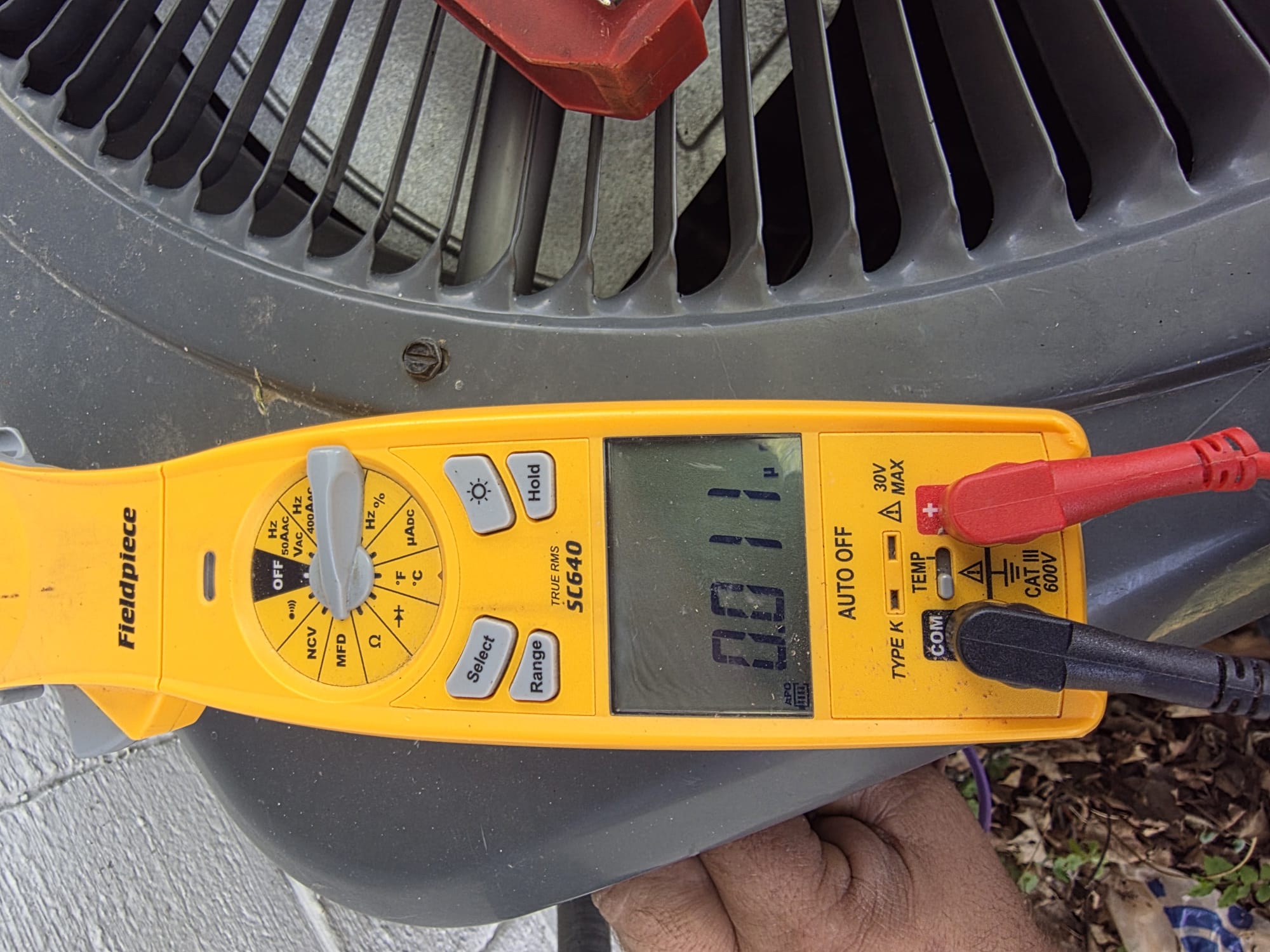 Clamp meter measuring capacitor values during diagnostics